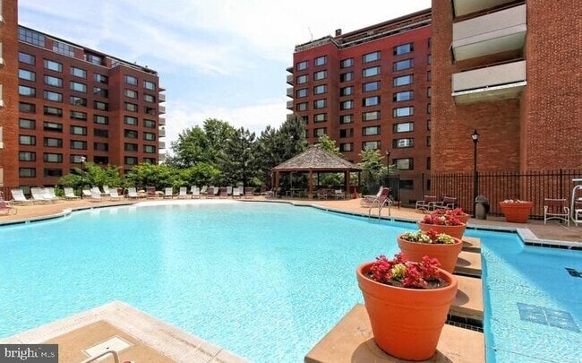 Building Photo - 1121 ARLINGTON Blvd