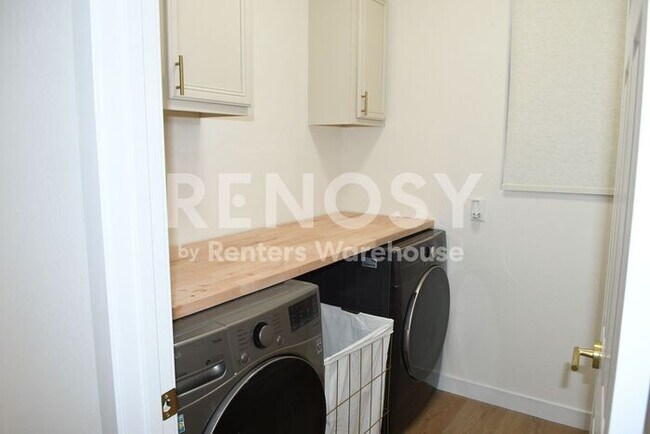 Building Photo - 3 Bedroom + Den Home with Pool & Putting Green – Pool Service Included!