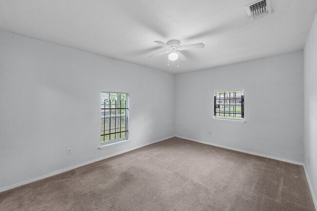 Building Photo - 9410 Rosehaven Dr
