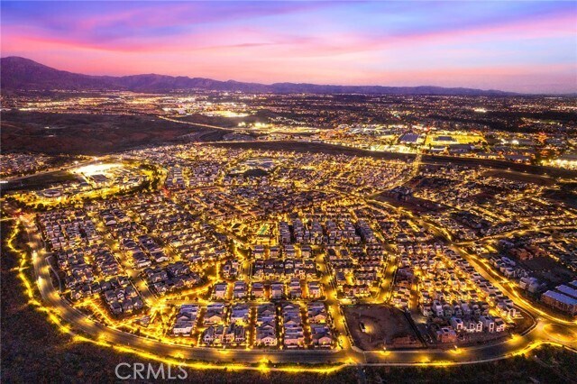 Building Photo - 144 Spectacle