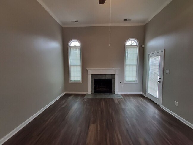 Building Photo - 647 S Sanga Rd