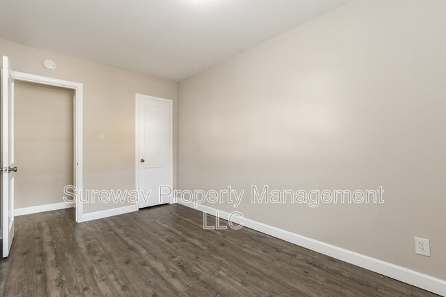 Building Photo - 915 W Browning Rd