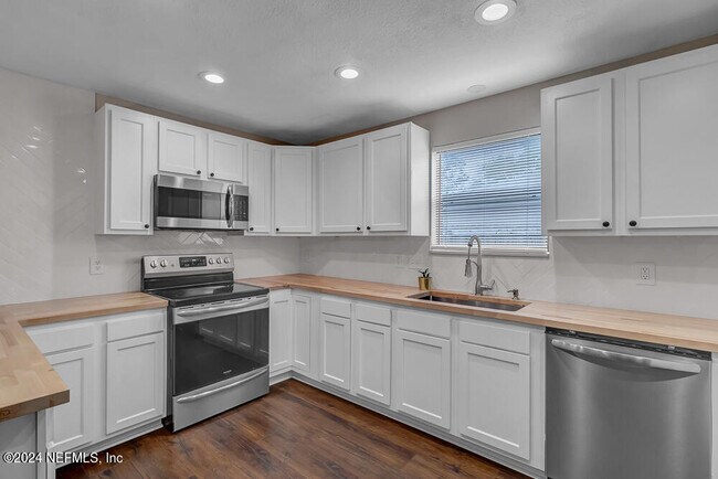 Building Photo - 4518 Crosstie Rd N