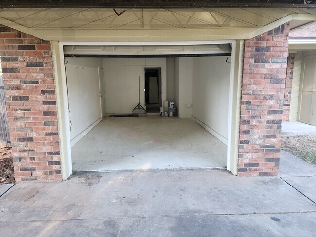 Building Photo - 807 S Jones Ln