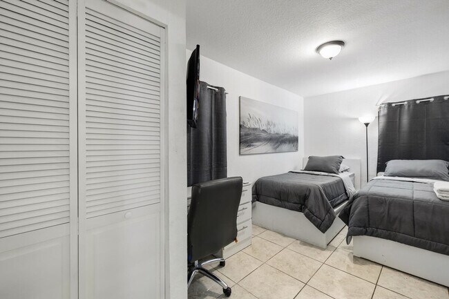 Building Photo - 5310 SW 138th Pl