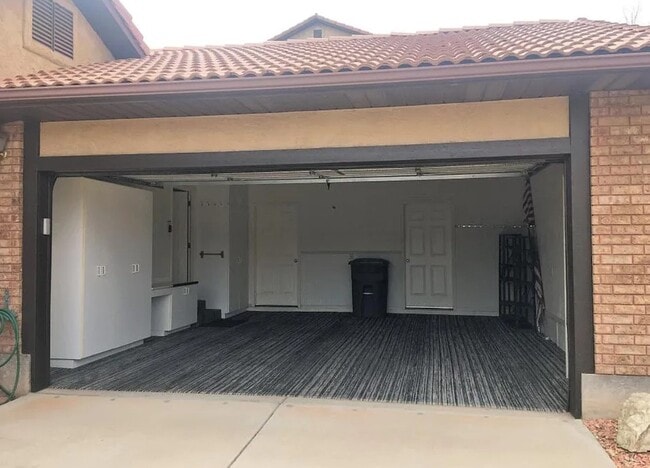 Building Photo - 561 Ridgeview Dr