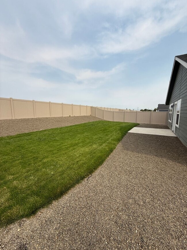 Building Photo - First Full Months Rent Free!-Beautiful 4 b...