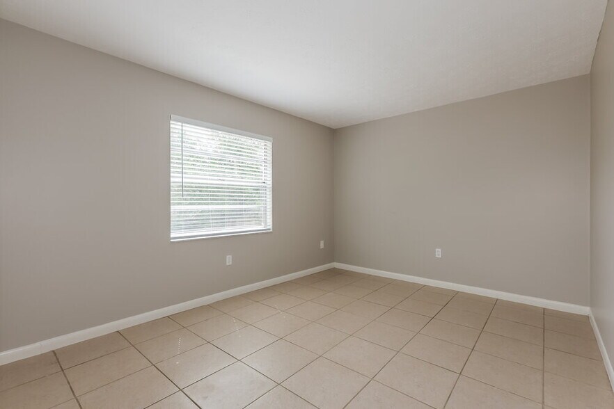 Building Photo - 9811 N Connechusett Rd