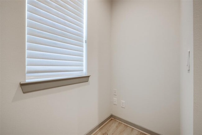 Building Photo - 749 Emile St
