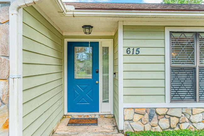 Building Photo - 615 St Martin Cove