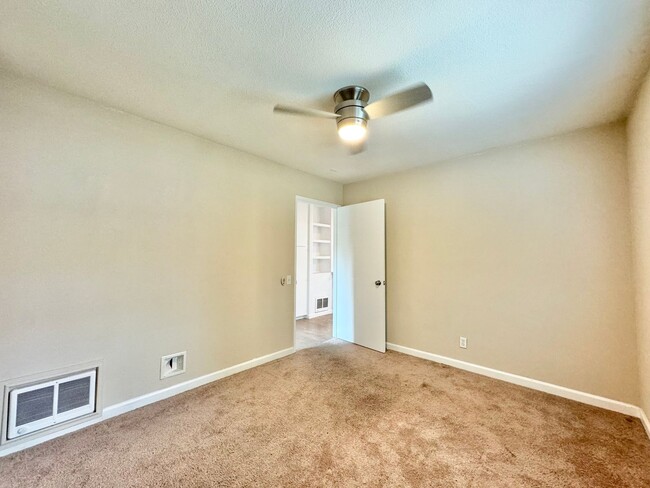 Building Photo - Beautifully Remodeled 2Bd/1BaCondo With Co...