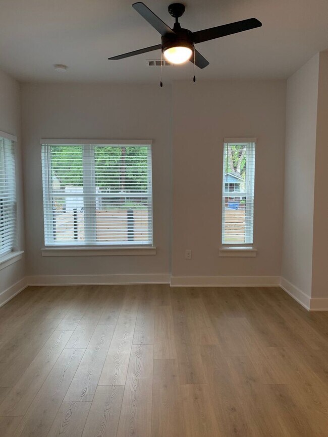 Building Photo - 2 Bedroom 2 Bath Condo w/ Fenced In Yard!
