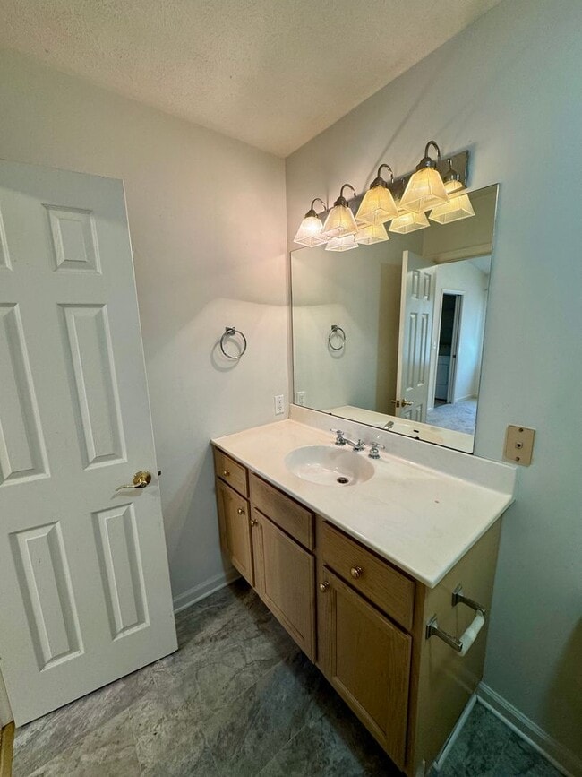 Building Photo - Duplex with Basement Garage for Rent