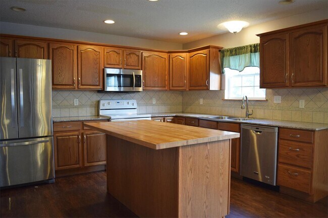 Building Photo - Charming Hickory Valley Gem Near Fort Leonard Wood