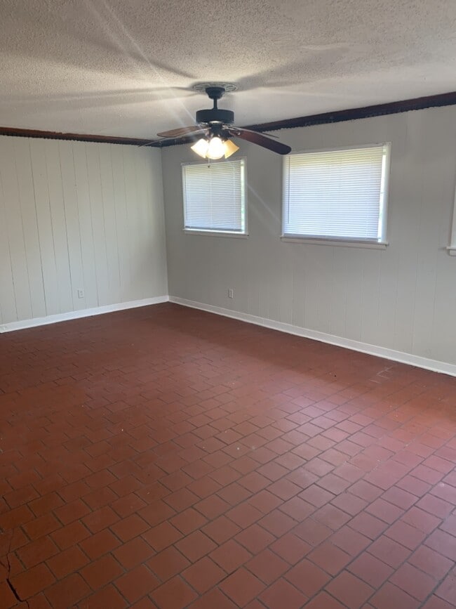 Building Photo - 1419 Beaumont Dr