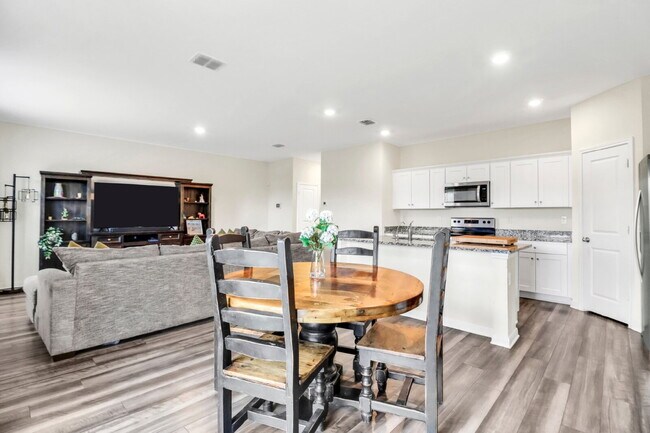 Building Photo - "Spacious 4-Bedroom Retreat with Granite Elegance in San Antonio!"