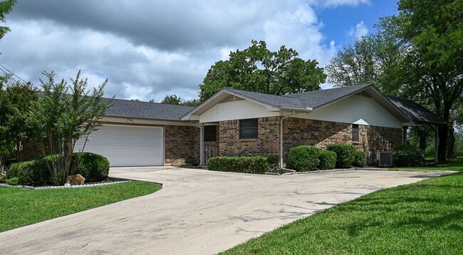 Building Photo - Beautiful 3 bedroom 2 bath Runaway Bay,  TX