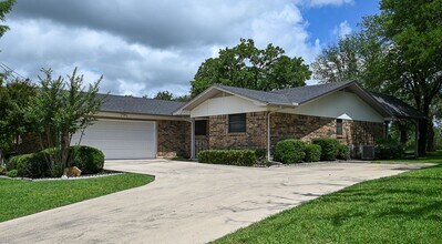 Building Photo - 412 Half Moon Way