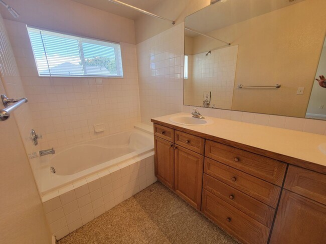 Building Photo - West Longmont 2 story single family home f...