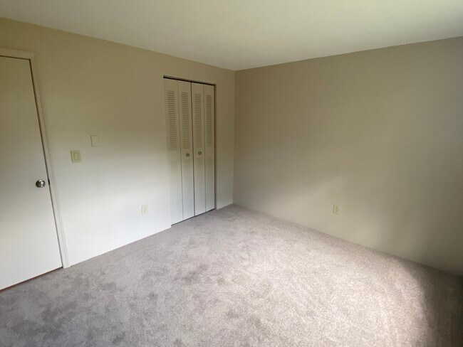 Building Photo - 50 English Village Rd