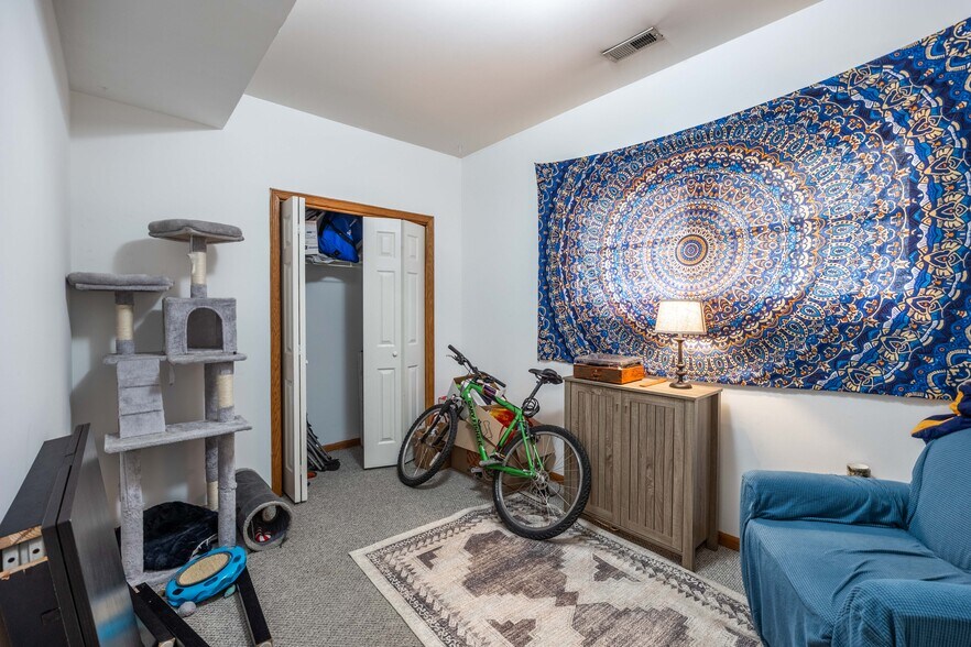 Building Photo - 1351 N Wolcott Ave