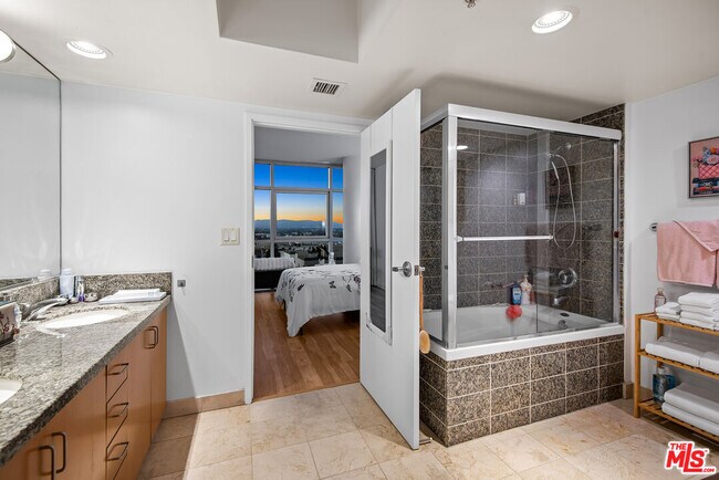 Building Photo - 13700 Marina Pointe Dr