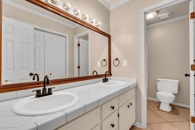 Building Photo - 125 N Chestnut Dr