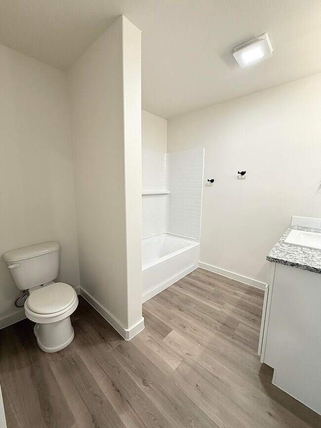 Building Photo - 2501 Kenwood Ave