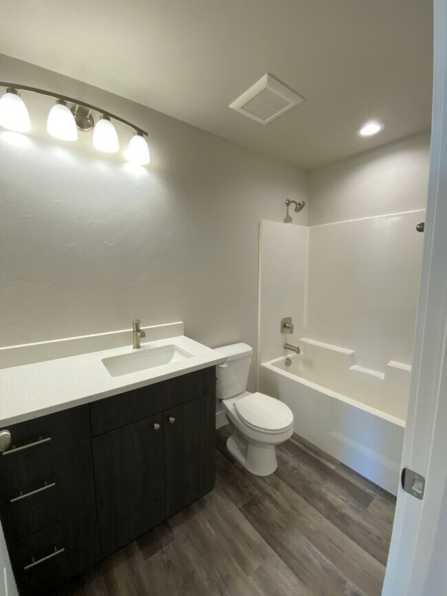 Building Photo - New Townhouse with 3 bedrooms / 2.5 bathrooms