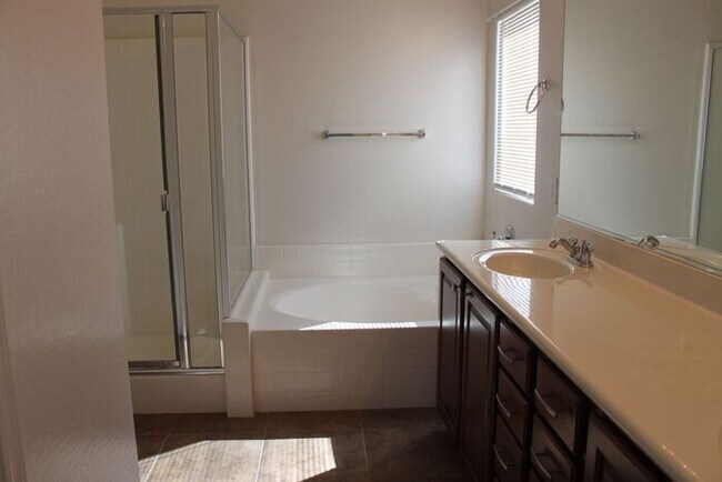 Building Photo - Beautiful 4 Bedroom in Lyons Gate!