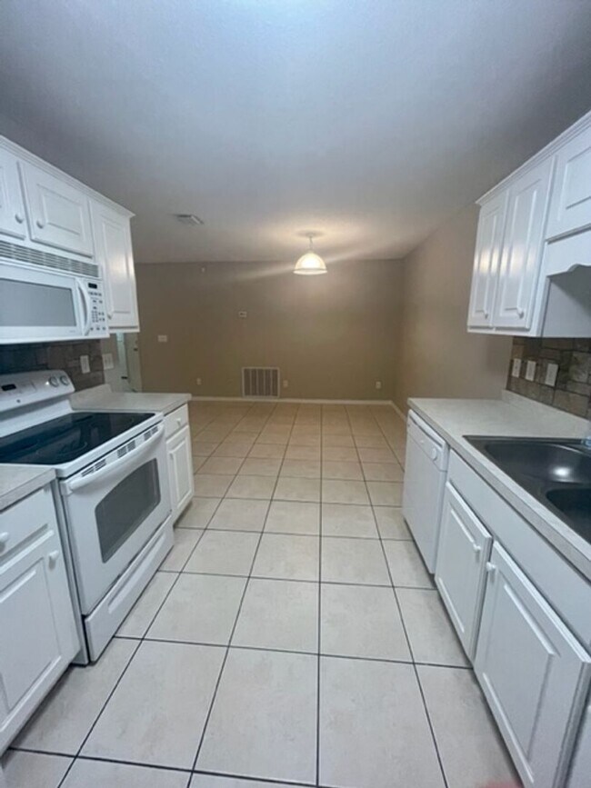 Building Photo - 2 bedroom/2 bathroom/2 car garage town hom...