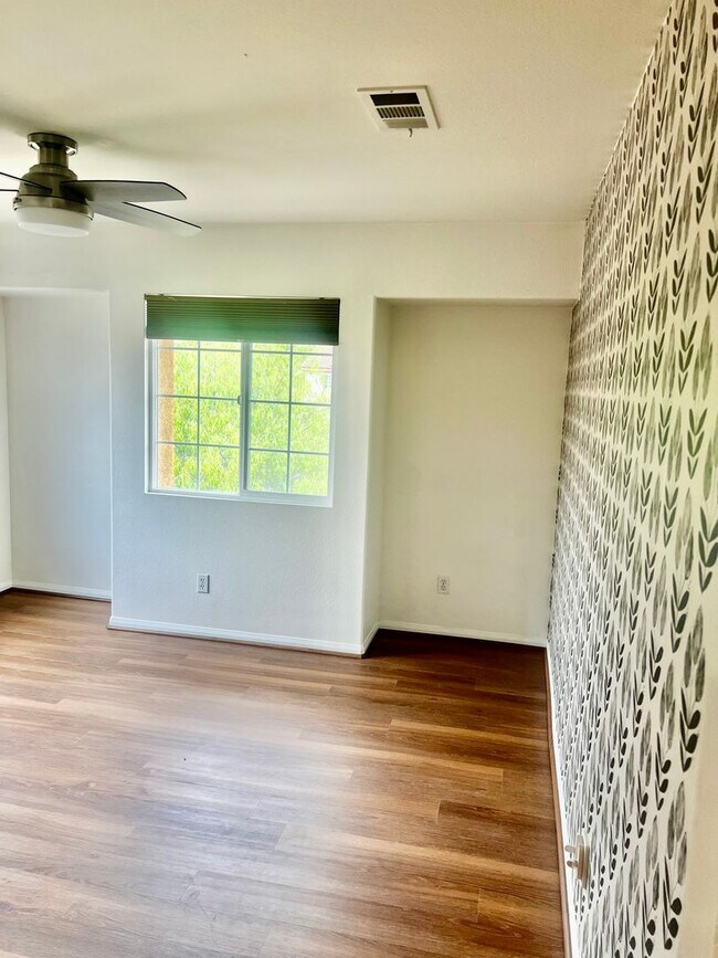 Building Photo - Stunning 4br + Den located on a view lot i...