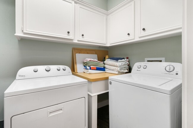 Building Photo - 3203 Poe Dr