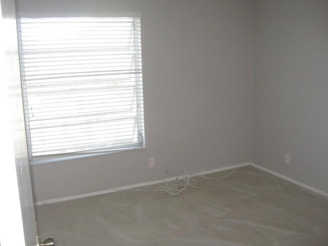 Building Photo - 605 S Pine Island Rd