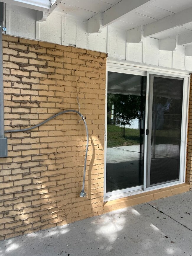 Building Photo - Welcome to this stunning 3-bedroom, 2-bath...