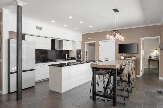 Building Photo - 615 Springhill Dr NE