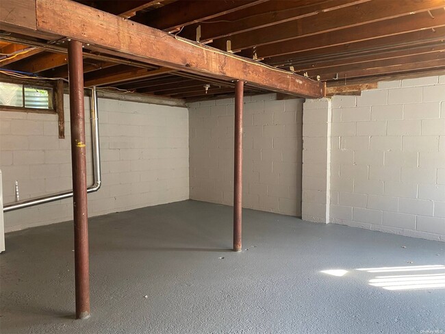 Building Photo - 46 Roosevelt Ave