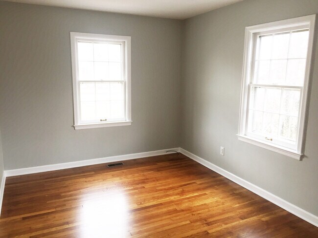 Downstairs bedroom - 2316 Eastway Dr