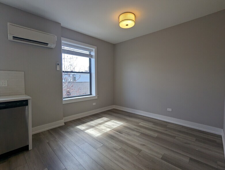 Building Photo - 3931 N Janssen Ave