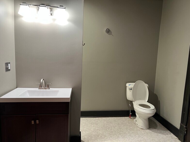 Building Photo - 1609 Winchester Ave