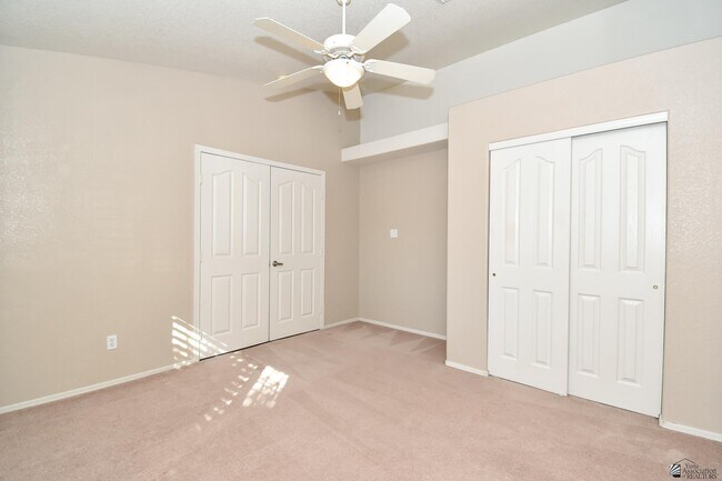 Building Photo - 8406 E Lorenzo Ln
