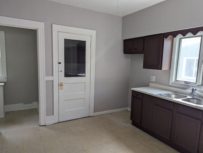 Building Photo - Newly Renovated 4 Bedroom House