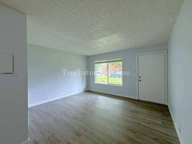 Building Photo - 2 WEEKS FREE OF RENT! Inviting East Portland Apartment