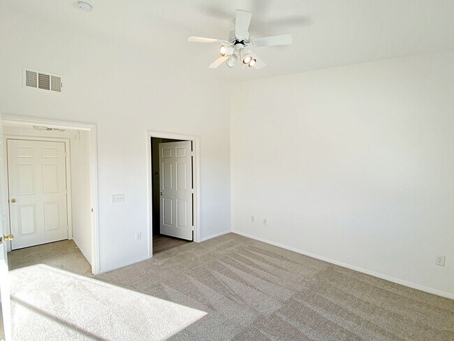 Building Photo - 1 BEDROOM CONDO IN HENDERSON GATED COMMUNITY