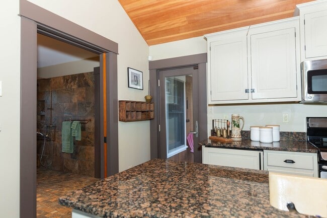 Building Photo - 1 bed, 1 bath River View Cottage in Charle...