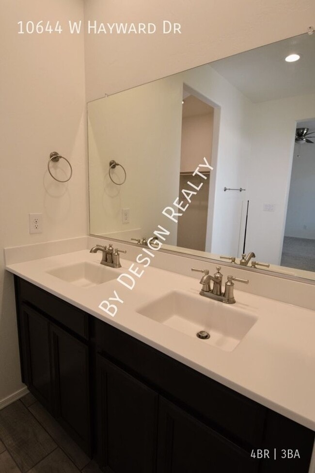 Building Photo - Like-New 4BR/3BA Corner Lot Home in Gladde...