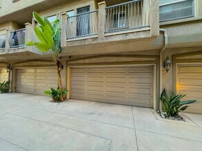 Building Photo - Stunning 2 Bed / 2.5 Bath Condo with 2-Car Garage in North Park