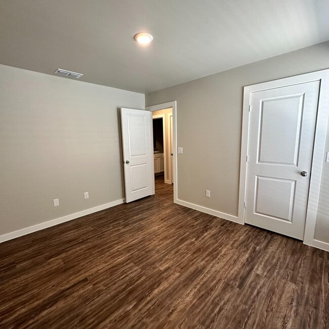 Building Photo - 2059 Kenwood Ave