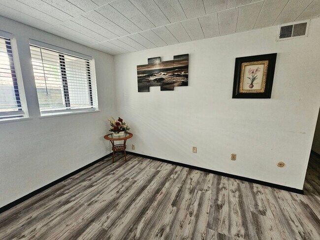 Building Photo - 323 Ridge Point Cir