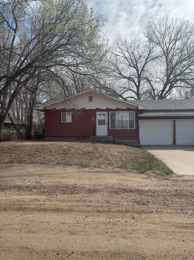 Building Photo - 526 N Frey Ave